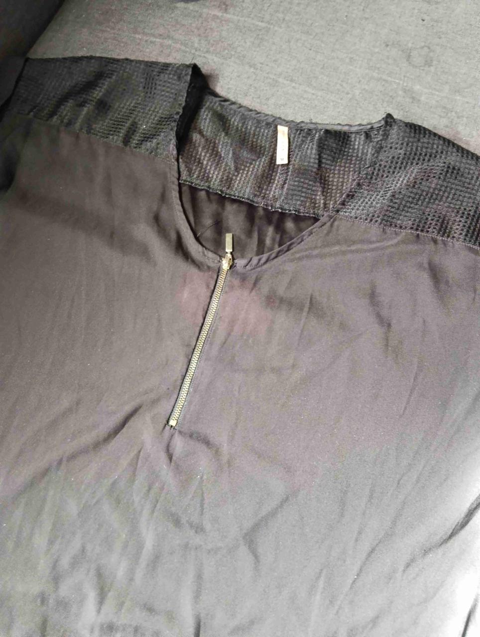 Blusa negra con cierre - miniatura 3