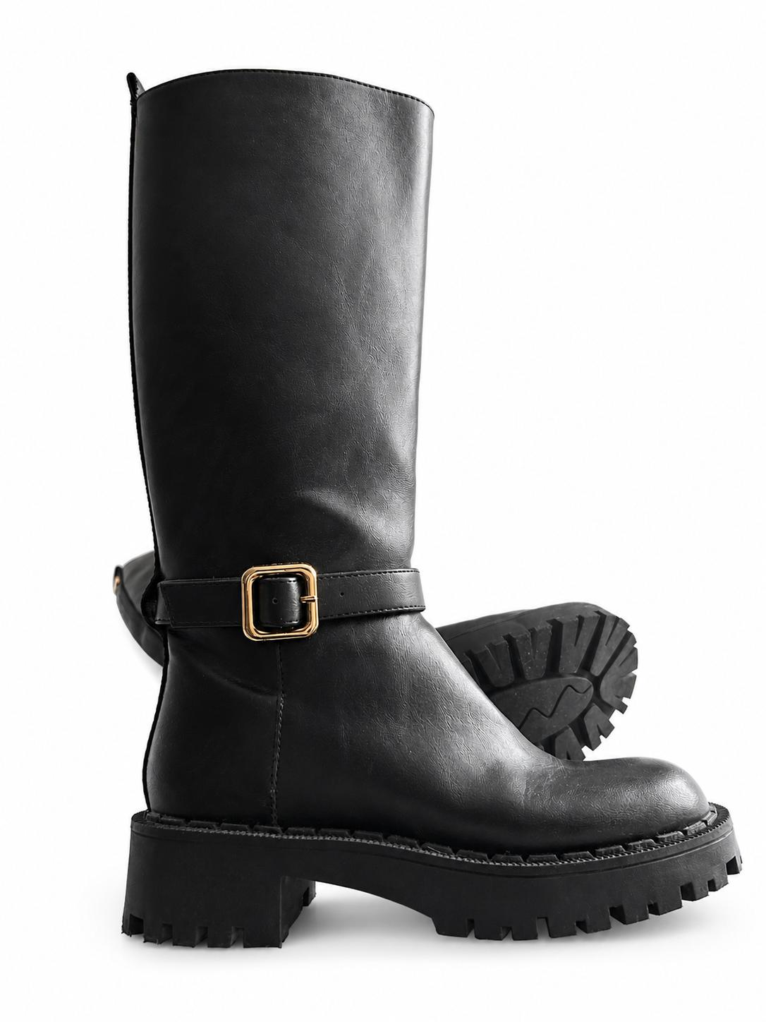Botas negras Zara con hebilla