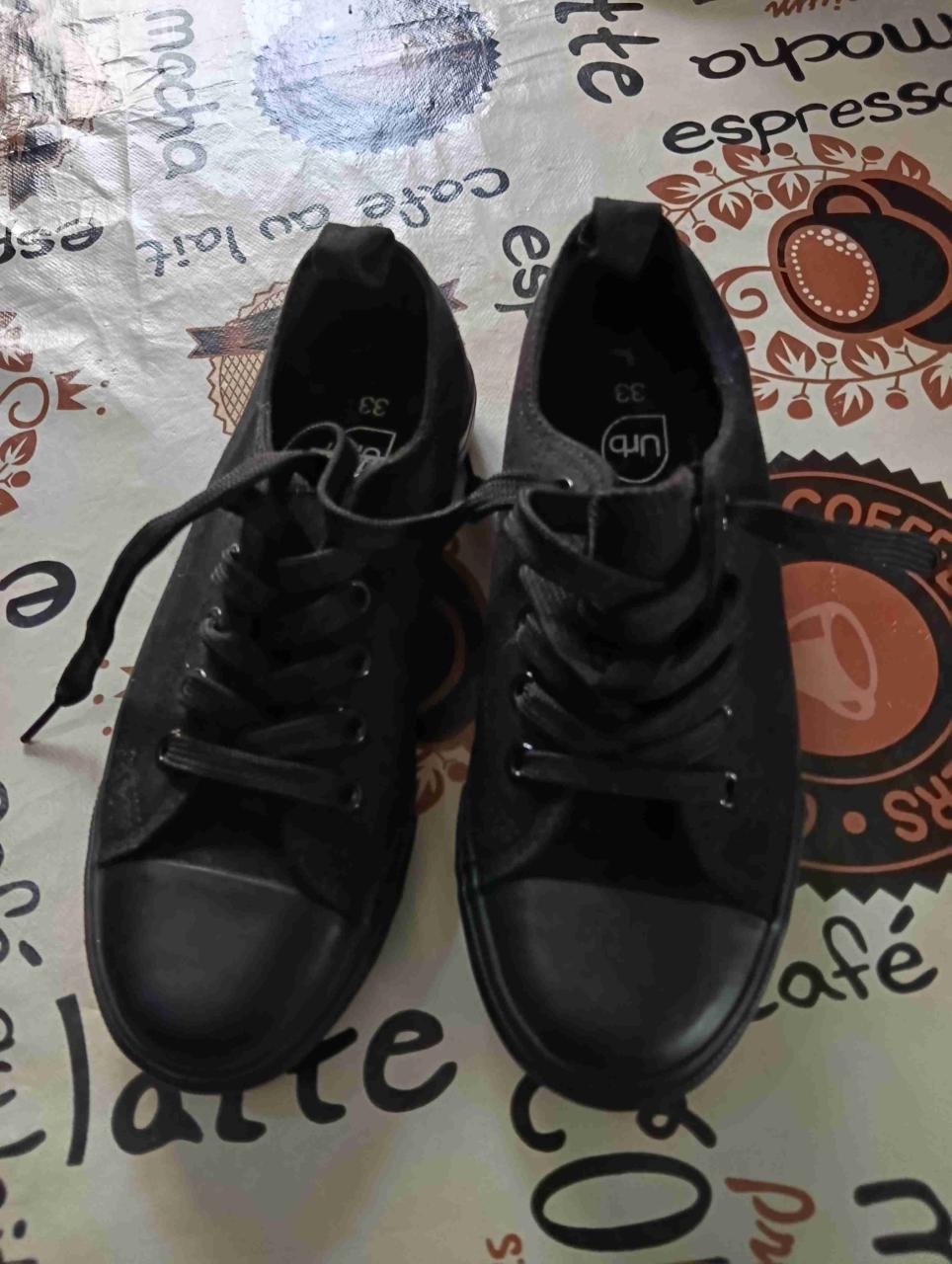 Zapatillas negras para niños