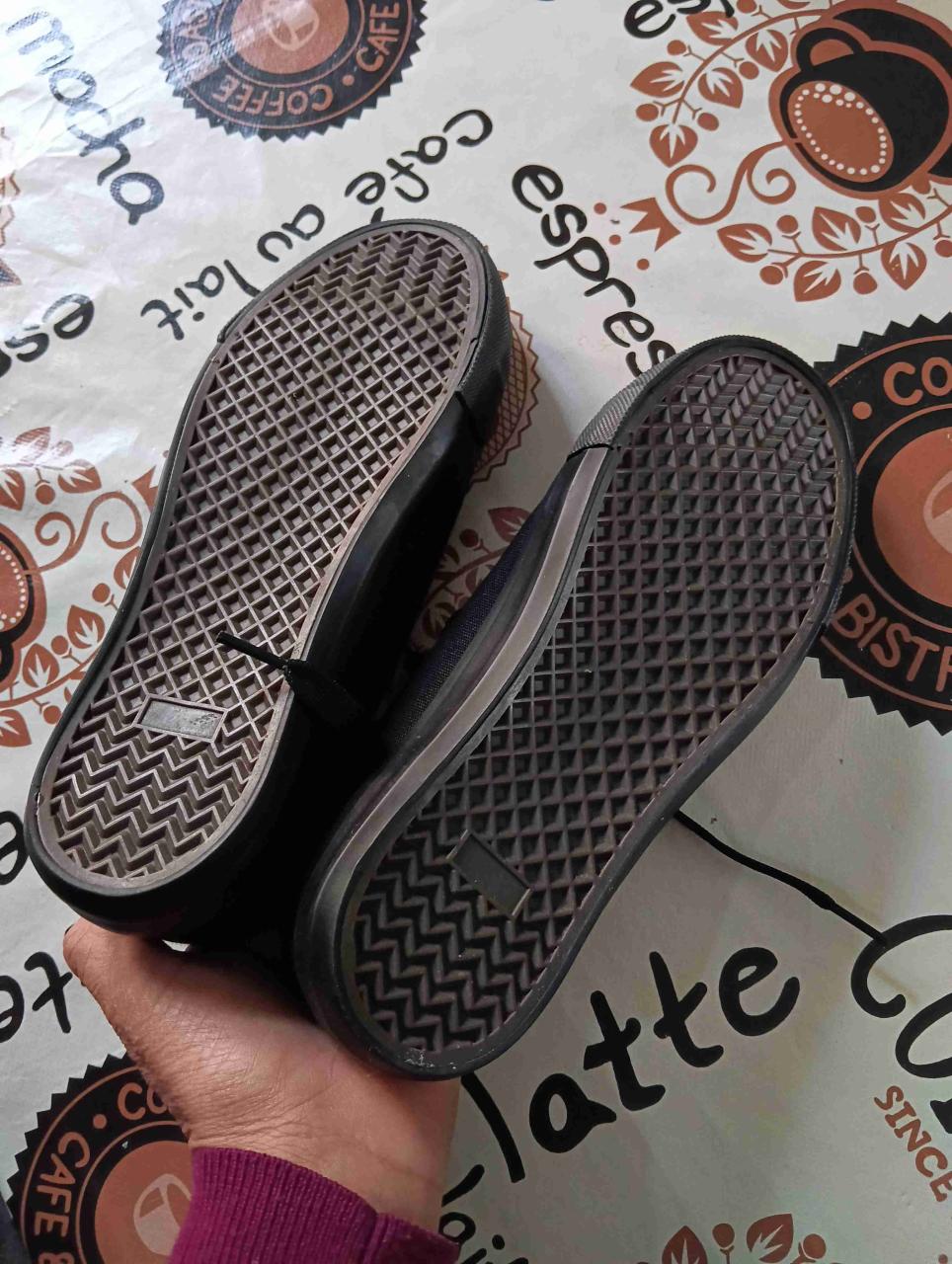 Zapatillas negras para niños - miniatura 2