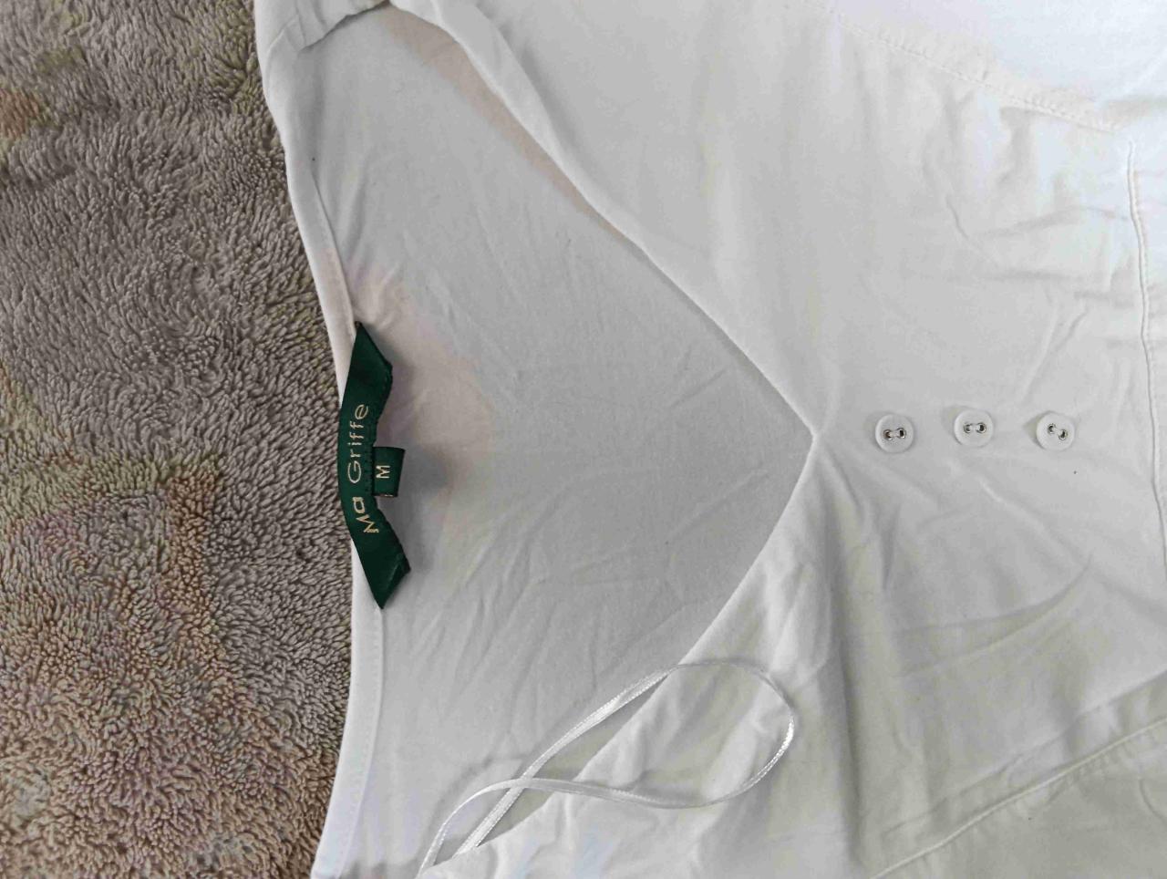 Camiseta blanca con botones - miniatura 2