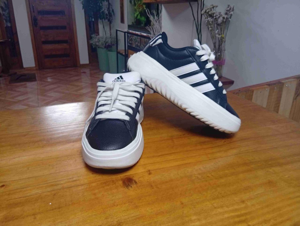 Zapatillas deportivas negras y blancas talla 36 - miniatura 1