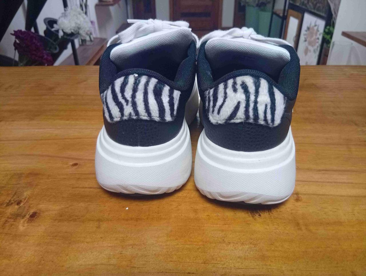 Zapatillas deportivas negras y blancas talla 36 - miniatura 2