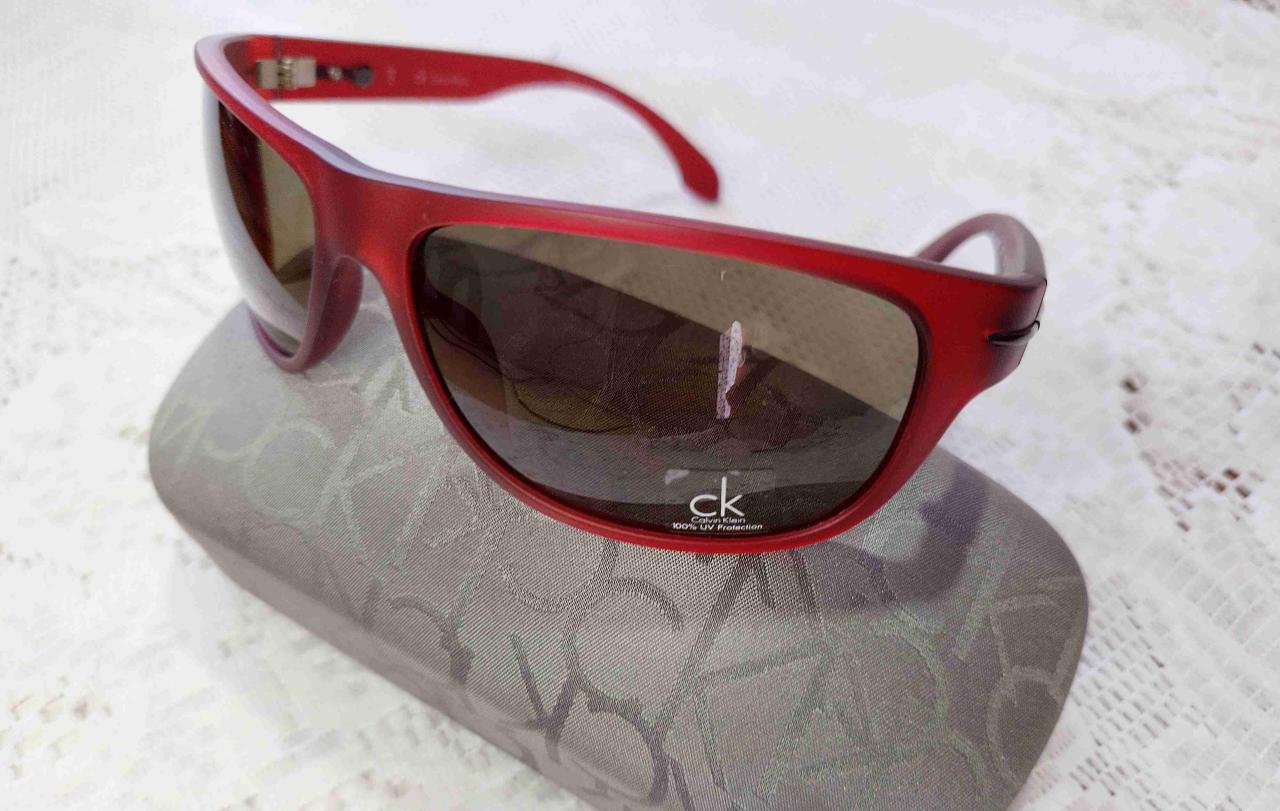 Gafas de sol rojo con funda - miniatura 2