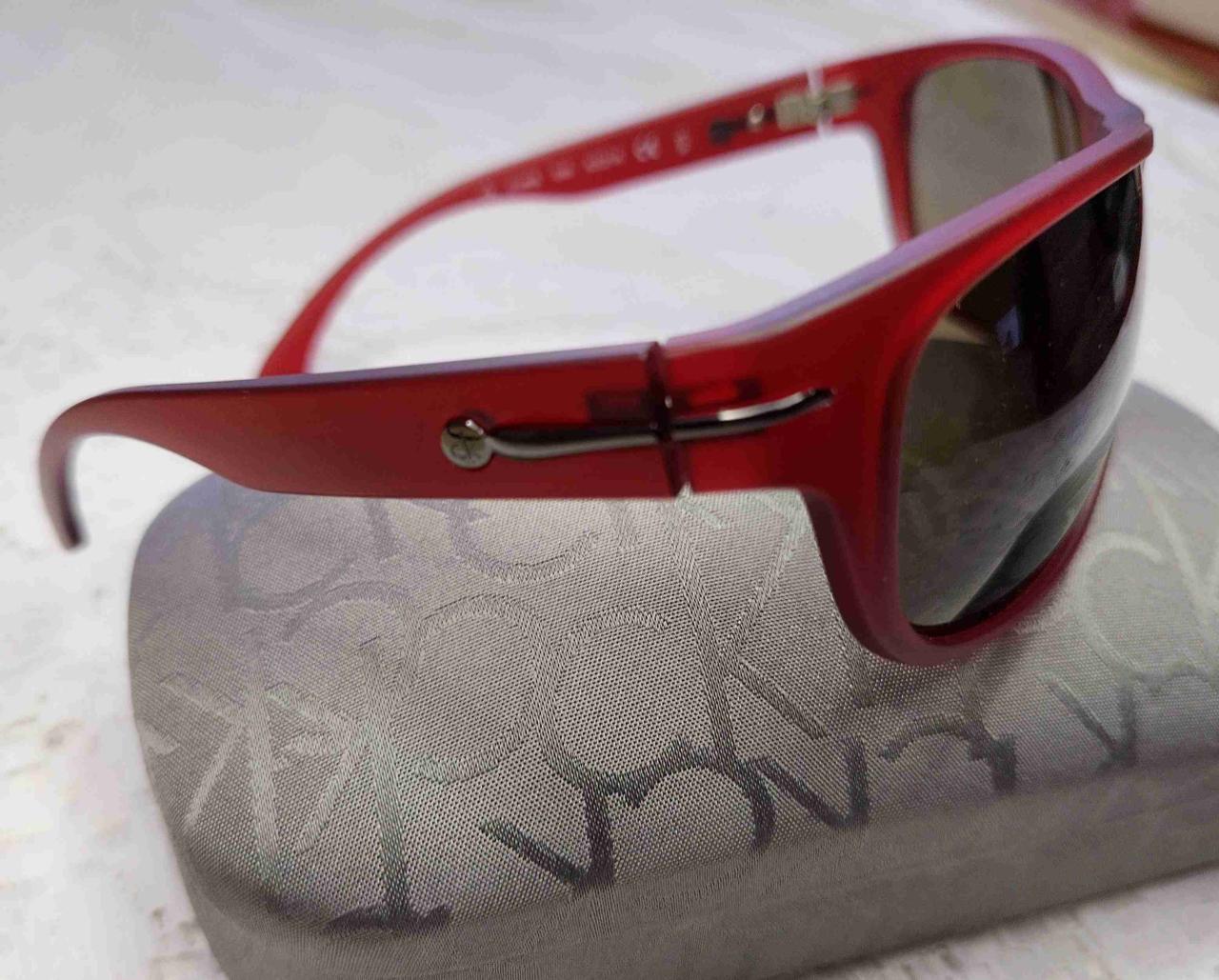 Gafas de sol rojo con funda - miniatura 4
