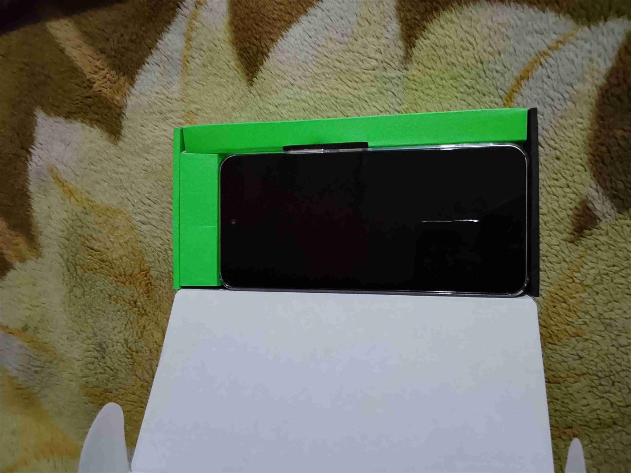 Smartphone en caja - miniatura 1