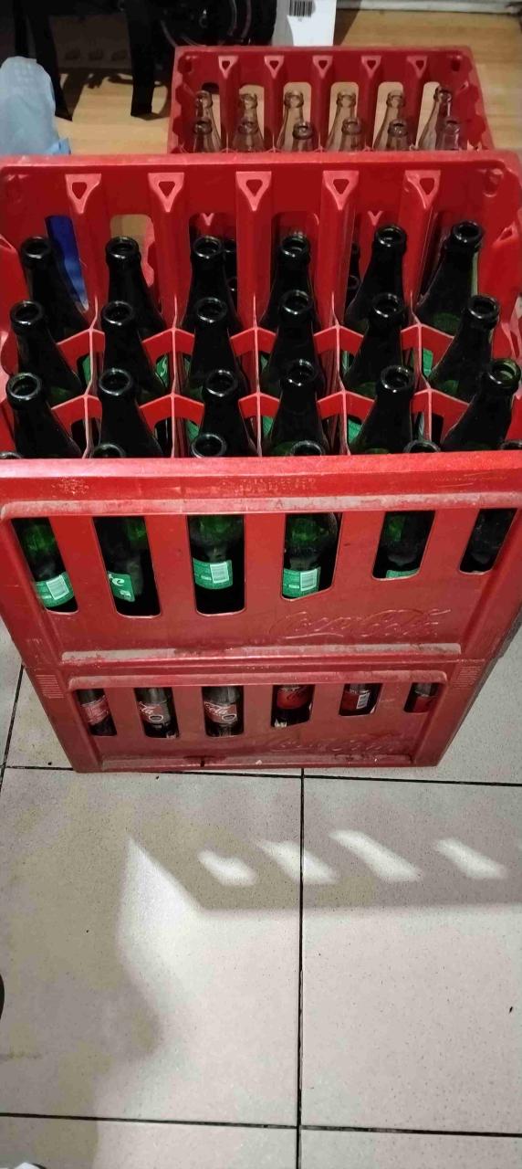 Cajones plásticos con botellas - miniatura 1