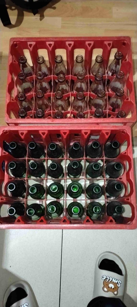 Cajones plásticos con botellas - miniatura 2