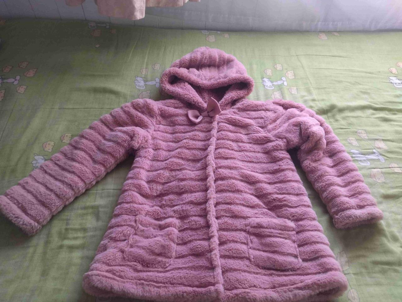 Abrigo rosado de felpa con capucha
