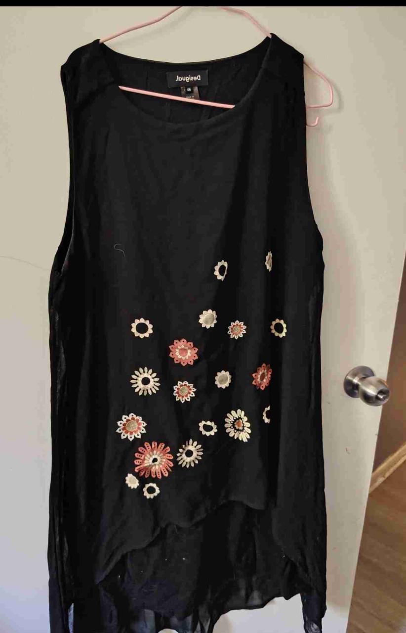 Vestido negro con flores Desigual