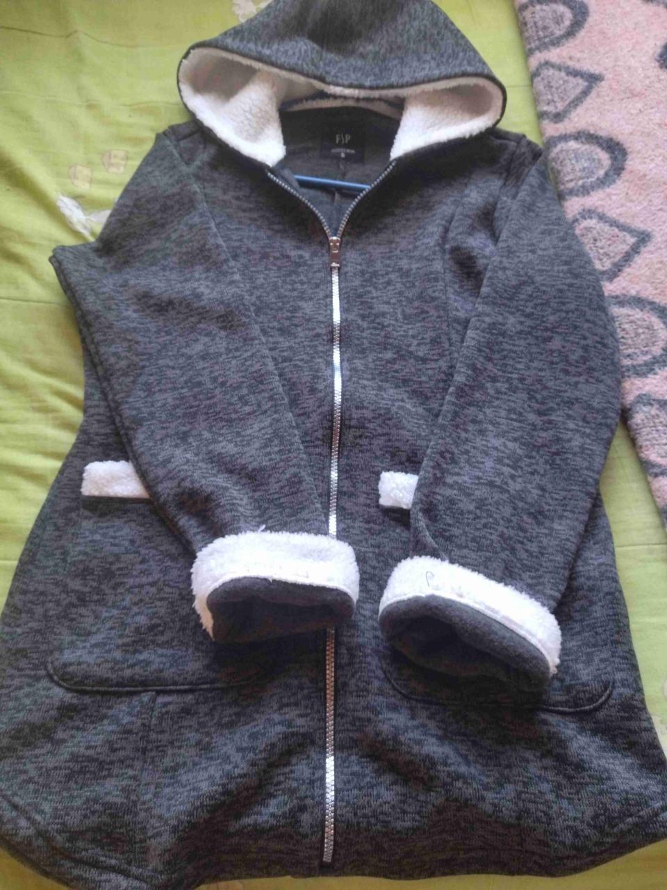 Abrigo con capucha gris