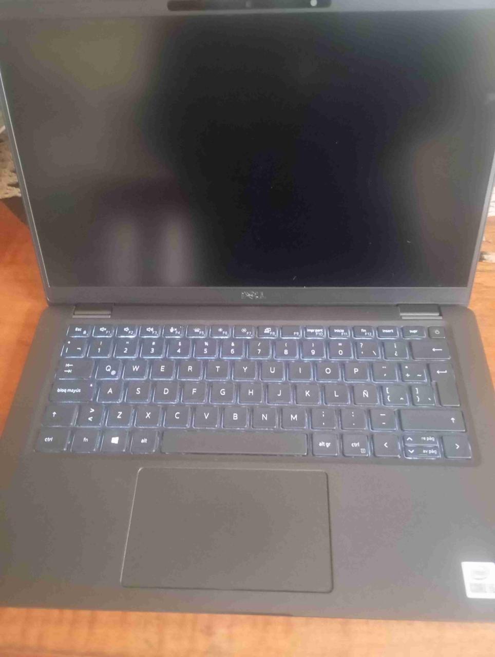 Laptop Dell con teclado retroiluminado - miniatura 1