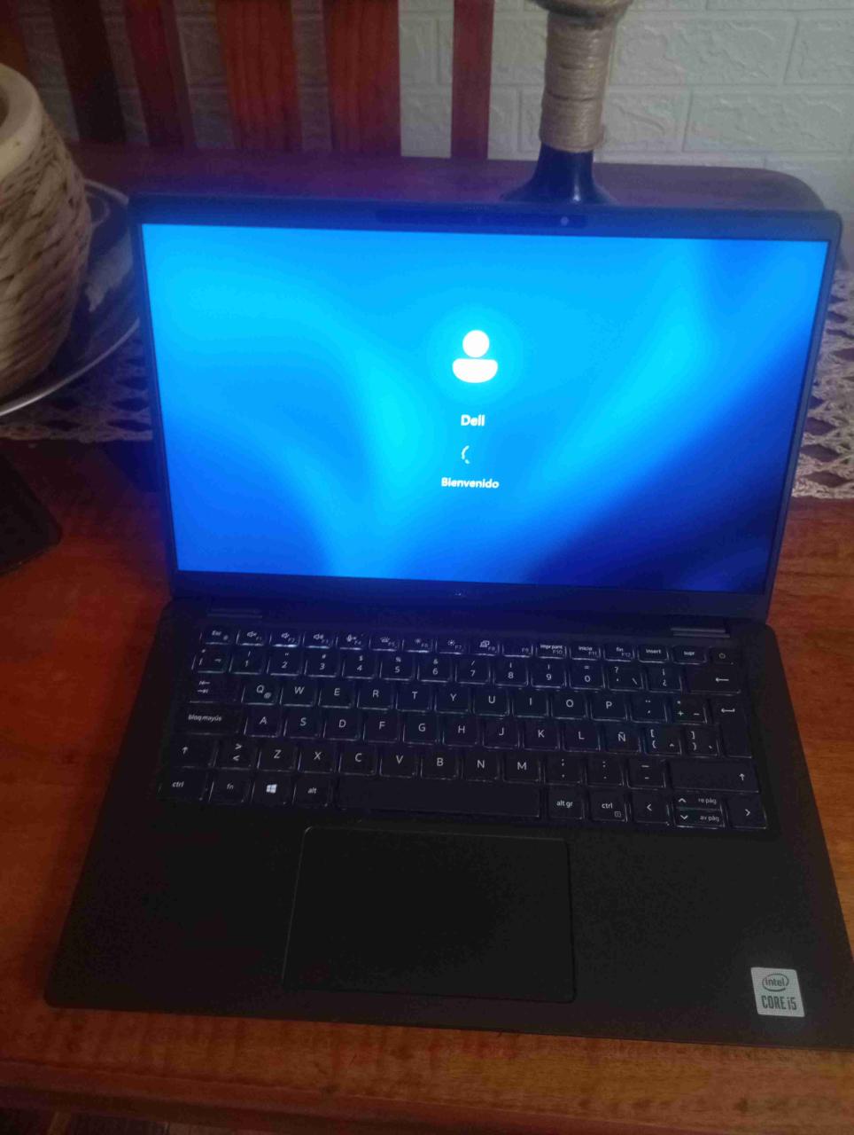 Laptop Dell con teclado retroiluminado - miniatura 2