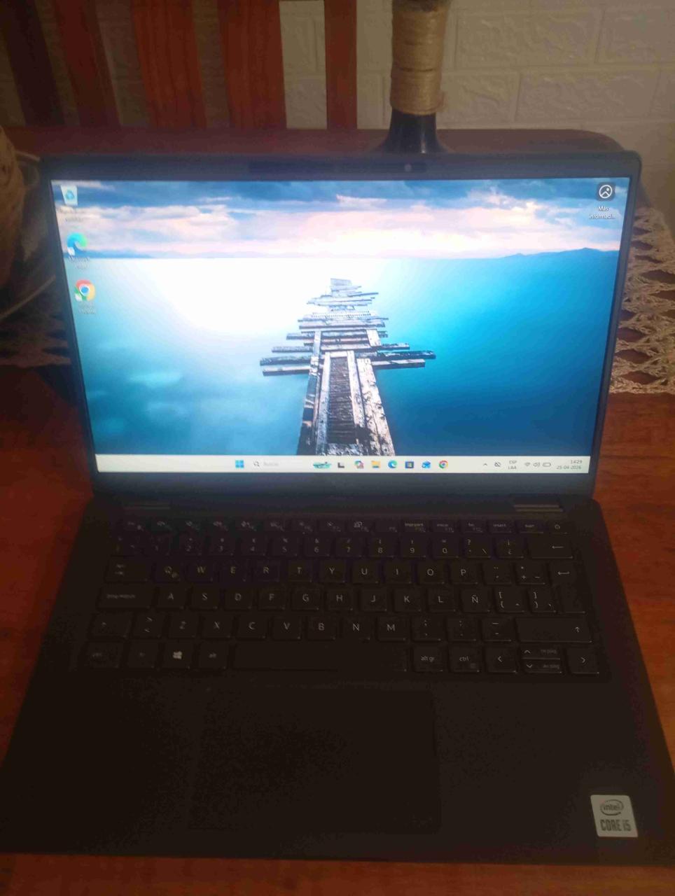 Laptop Dell con teclado retroiluminado - miniatura 4