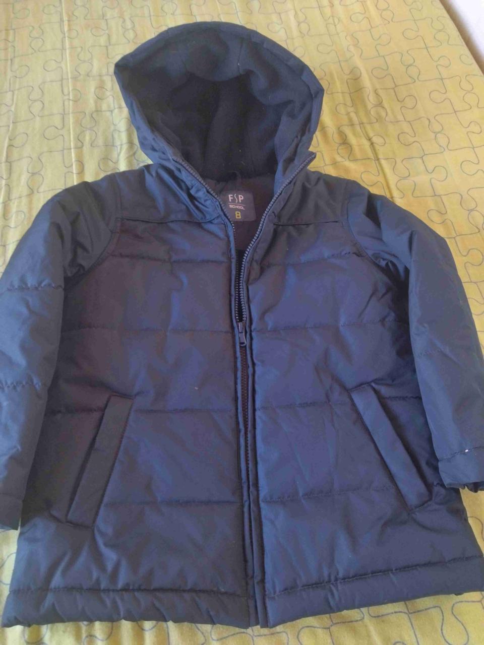 Parka azul con capucha