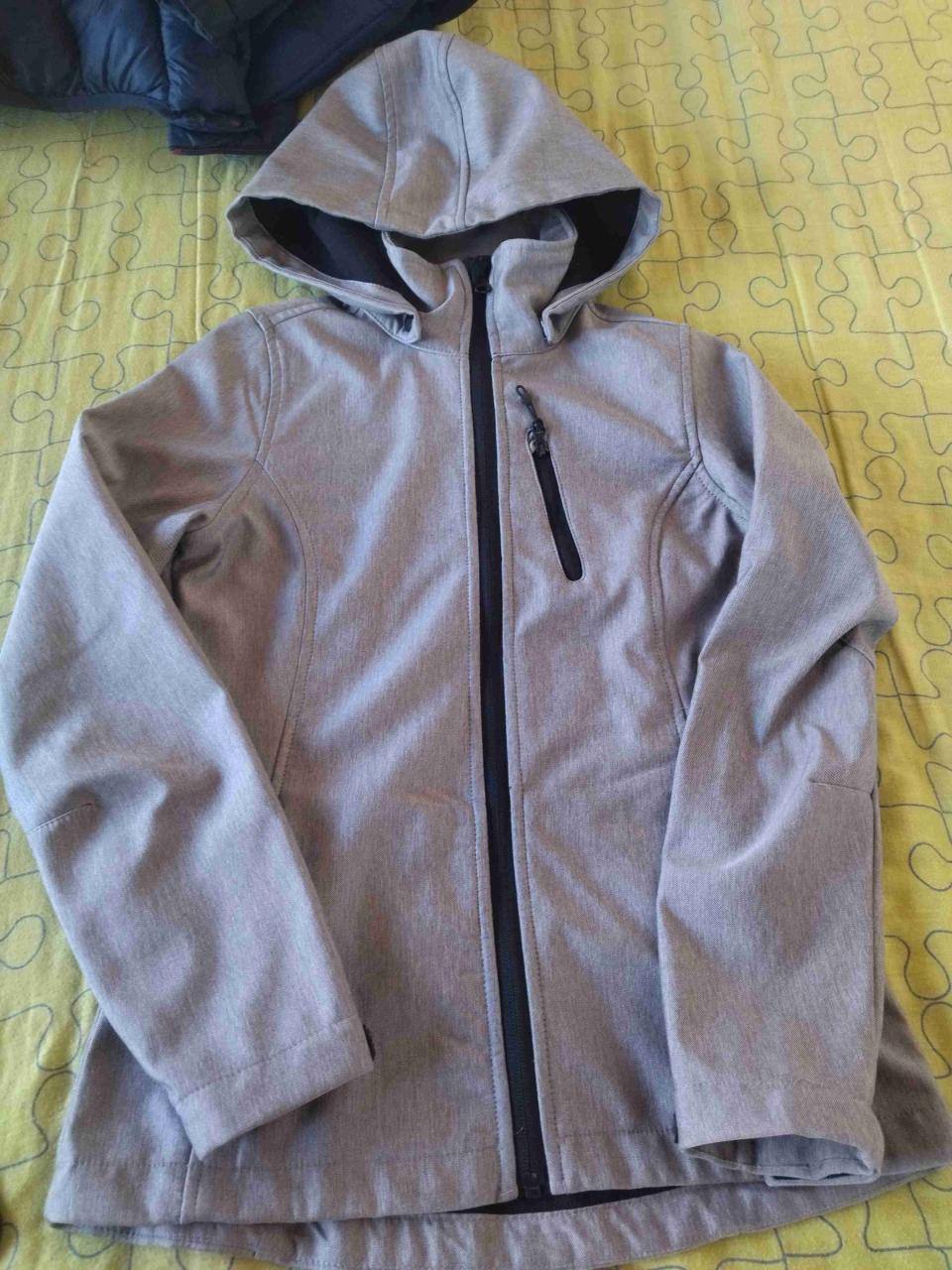 Chaqueta gris con capucha