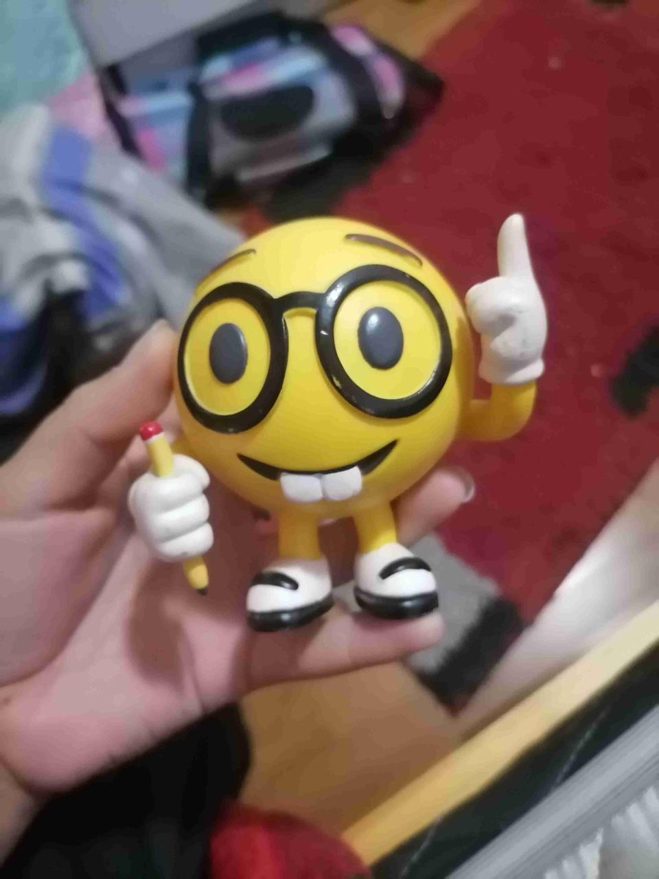 Figura de emoji con lentes - miniatura 1