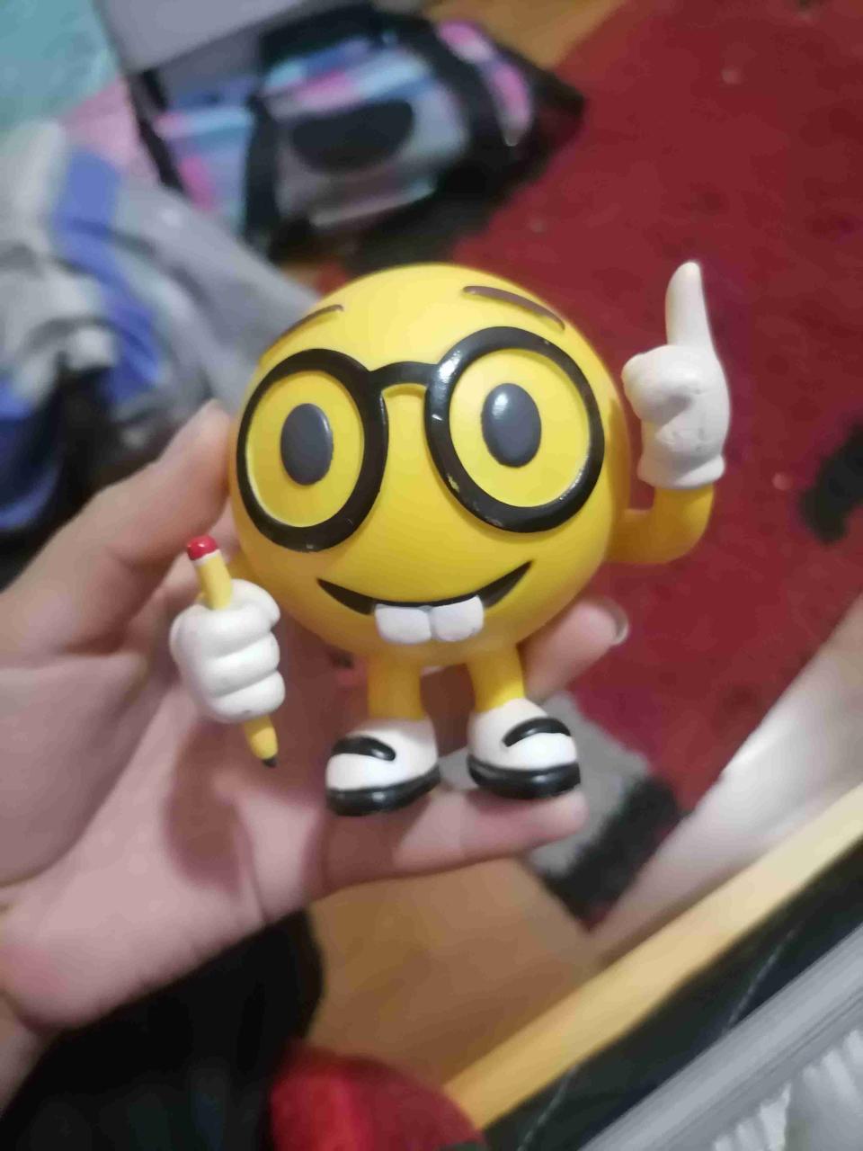 Figura de emoji con lentes - miniatura 2