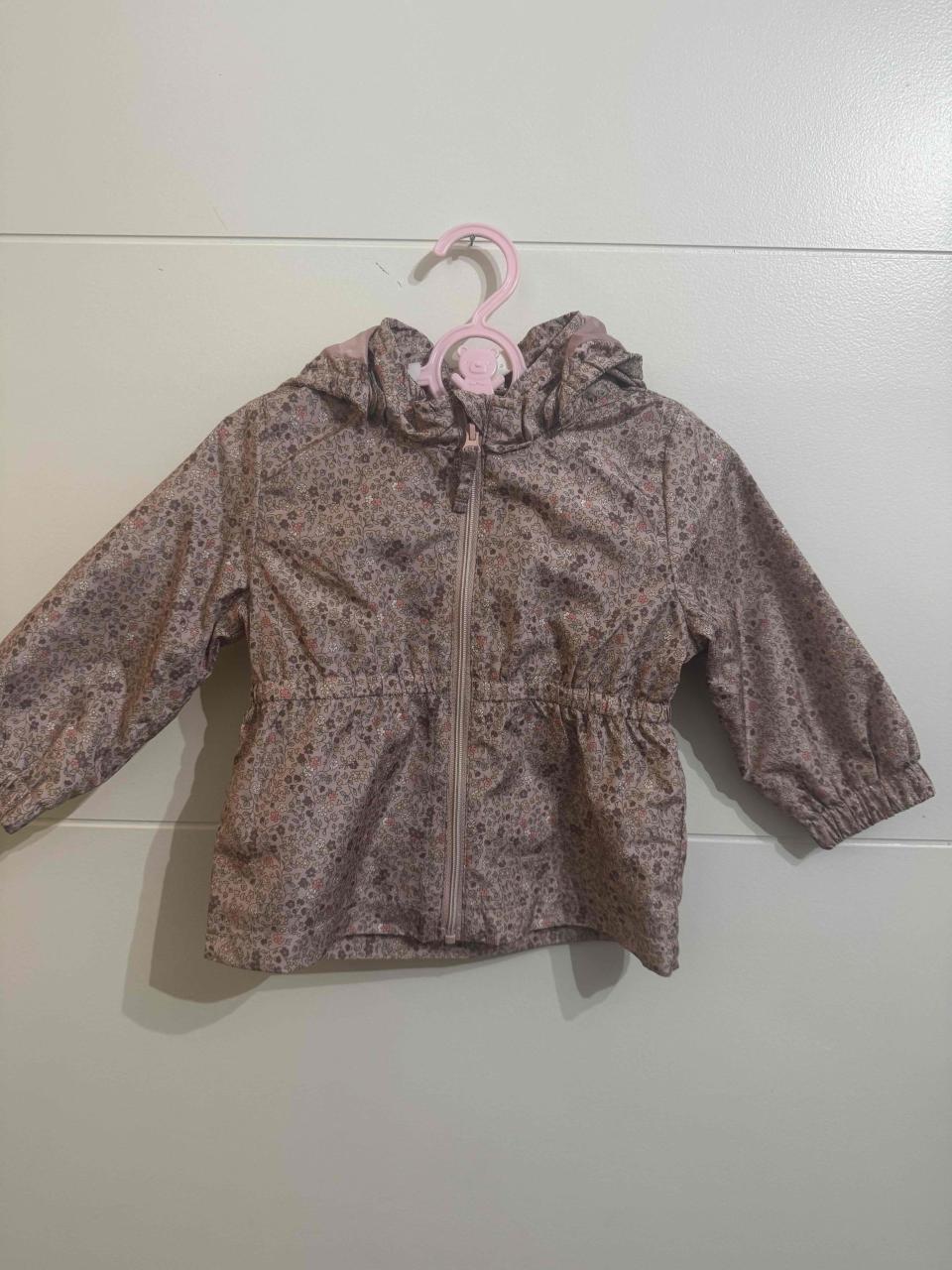 Chaqueta impermeable floral niña