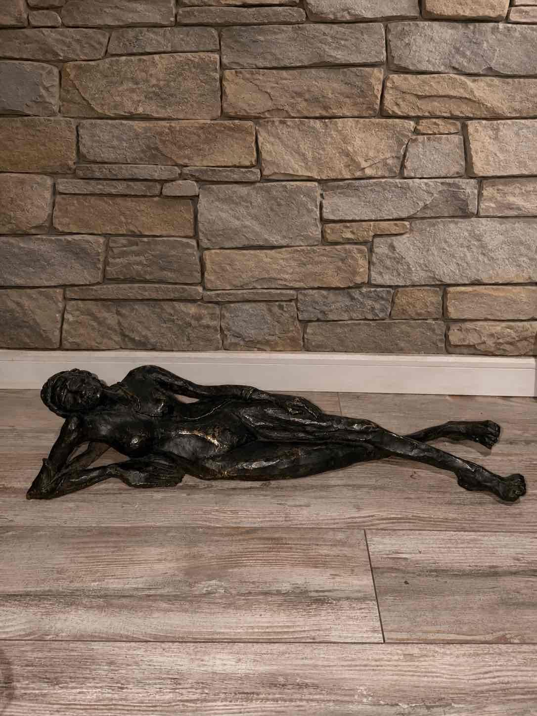 Escultura figura femenina reclinada – metal patina - miniatura 1