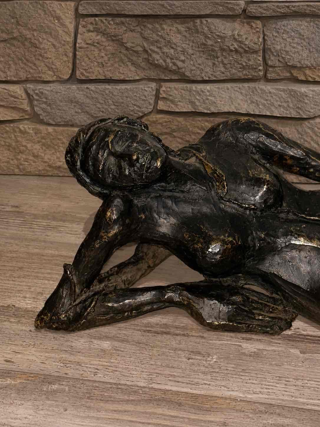 Escultura figura femenina reclinada – metal patina - miniatura 2