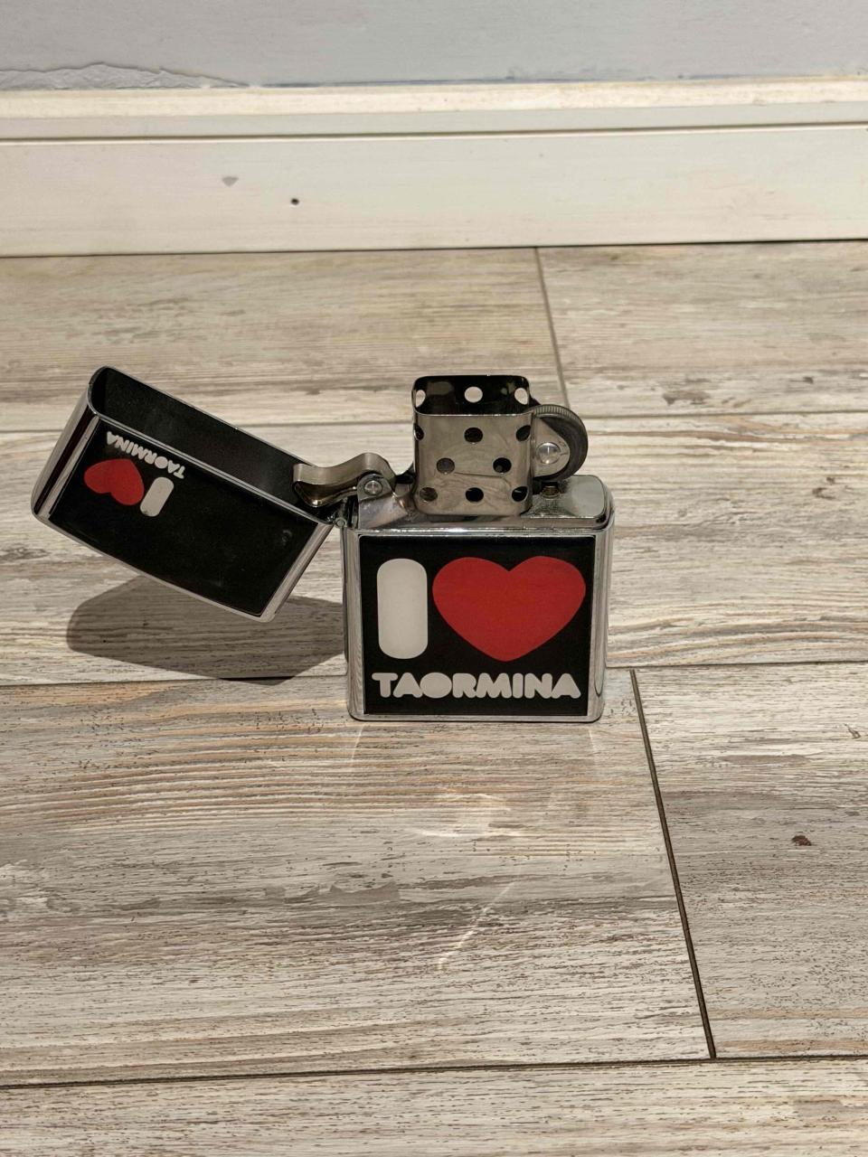 Encendedor tipo Zippo “I Love Taormina” – souvenir - miniatura 2