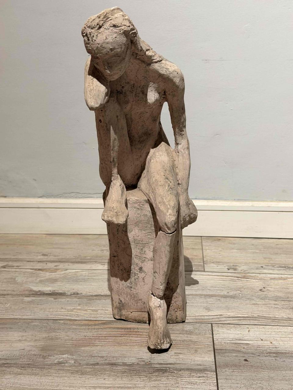 Escultura figura femenina sedente – yeso/terracota - miniatura 1
