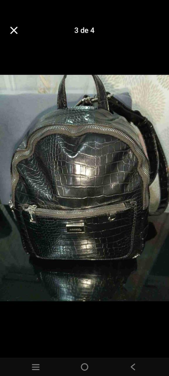 Mochila negra con patrón cocodrilo - miniatura 1