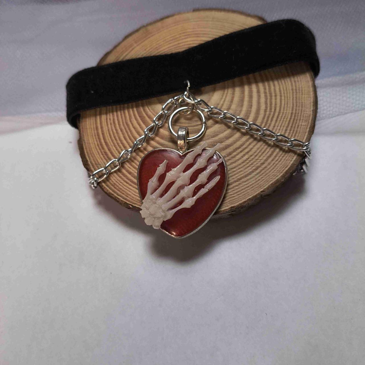 Collar gótico con colgante corazón