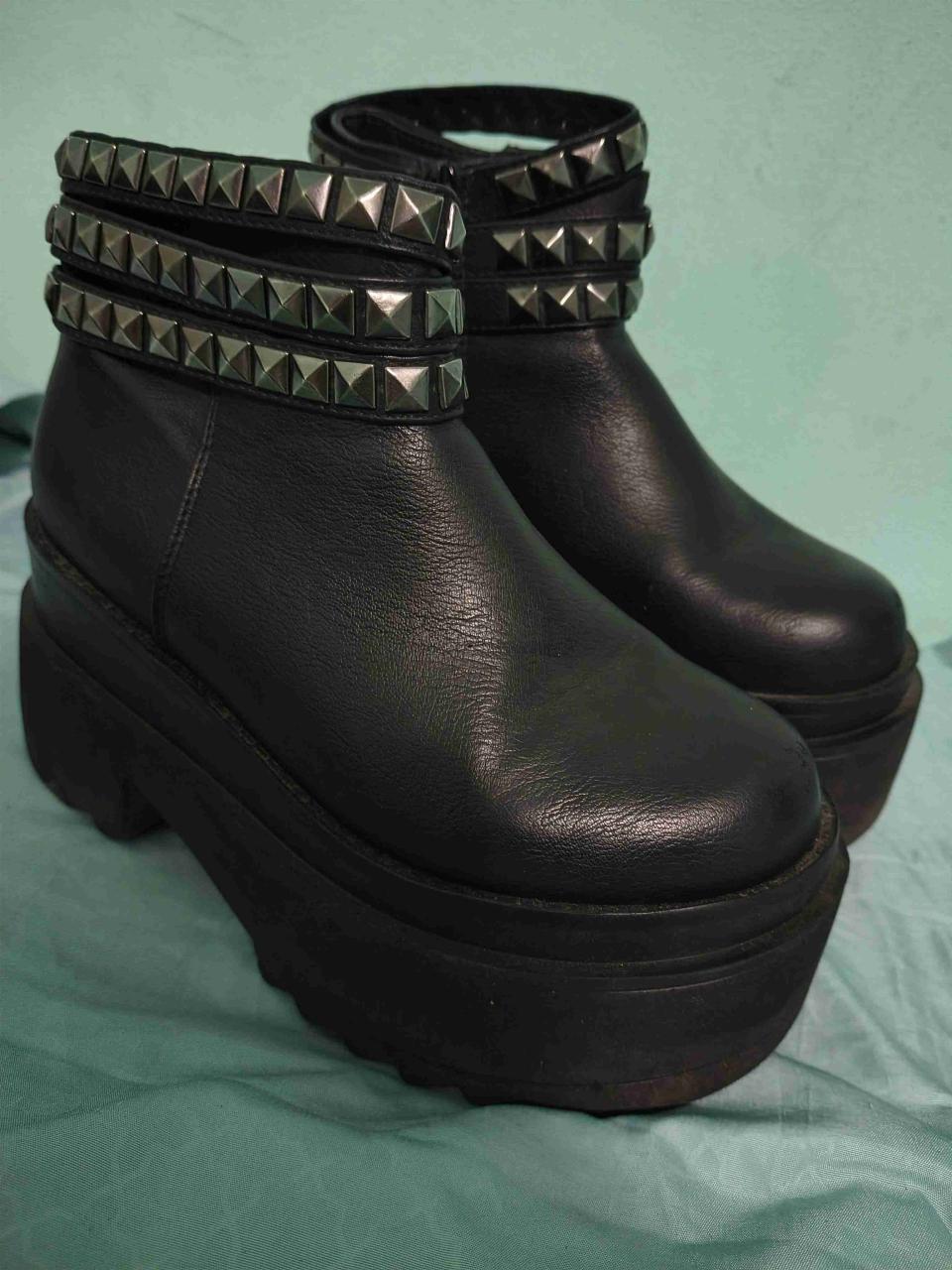 Botines negros con tachas - miniatura 1