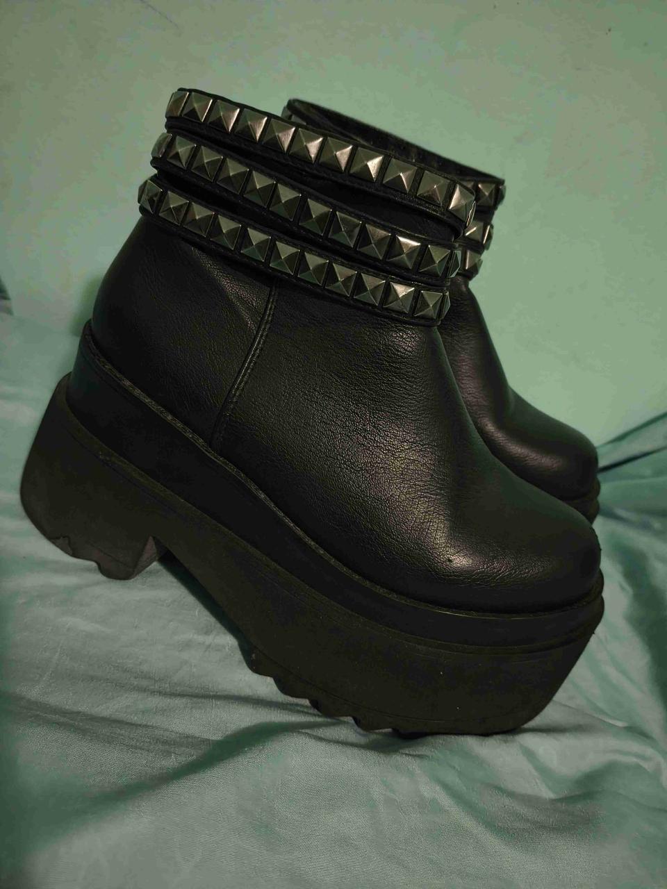 Botines negros con tachas - miniatura 2