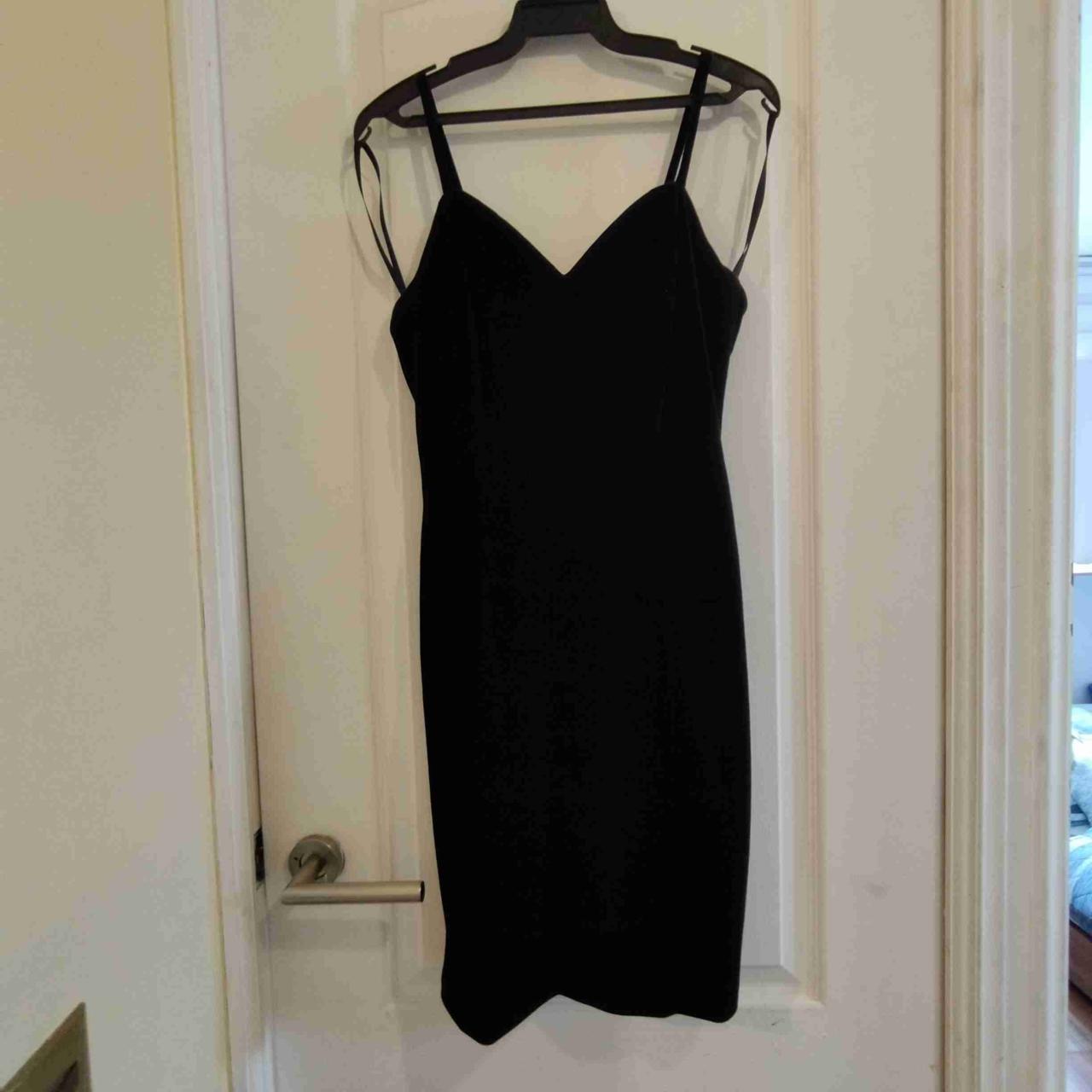 Vestido negro elegante - miniatura 1