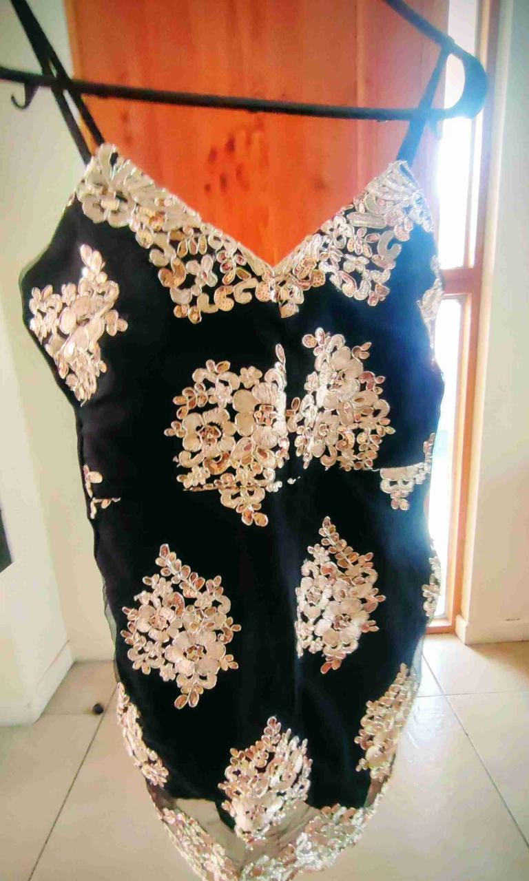 Vestido negro con bordados dorados - miniatura 1