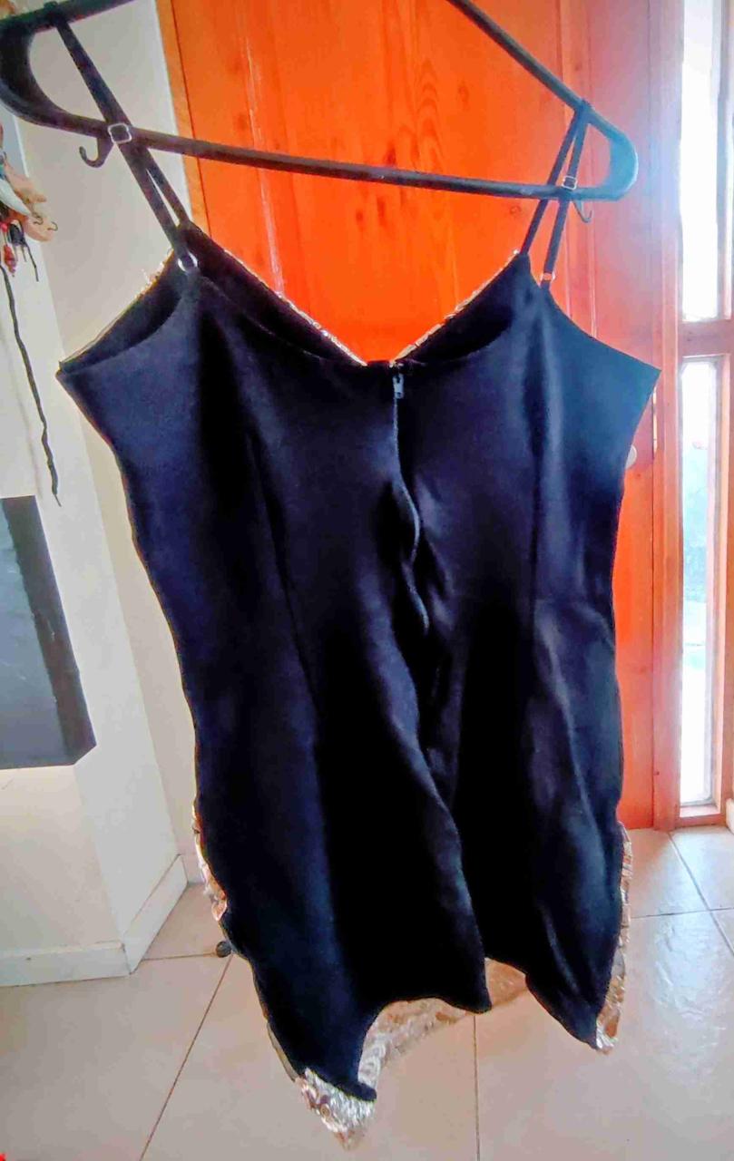 Vestido negro con bordados dorados - miniatura 2