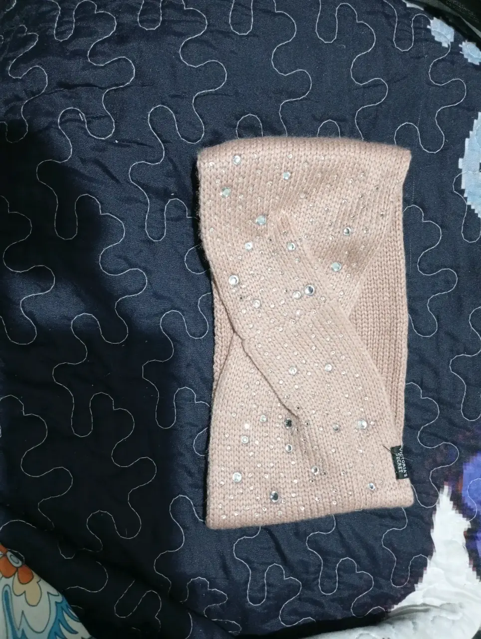 Gorro rosado con piedras brillantes - miniatura 2