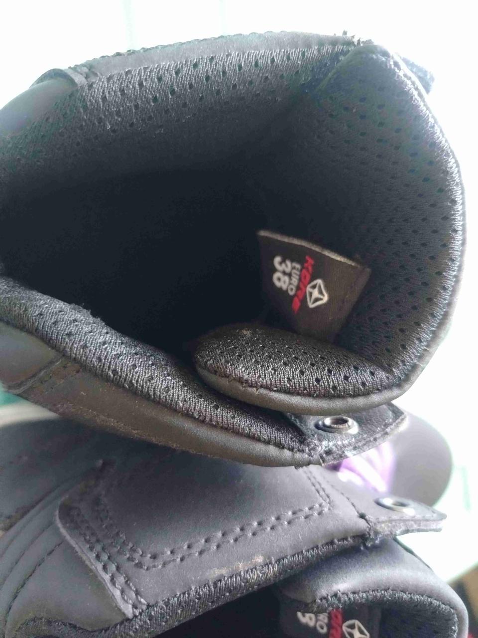Zapatillas negras con cordones morados - miniatura 3