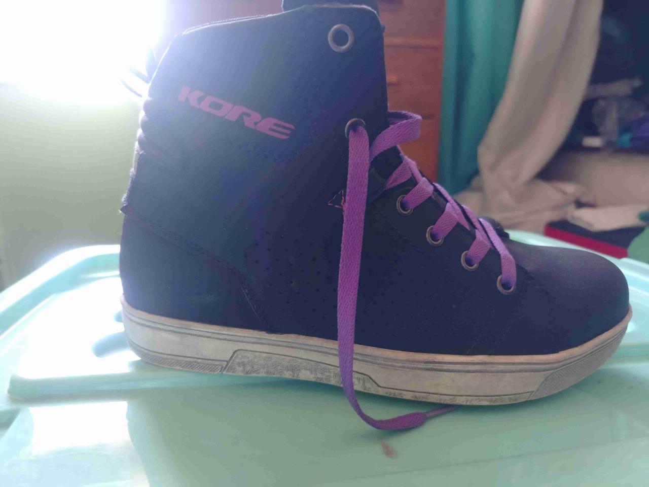 Zapatillas negras con cordones morados - miniatura 4