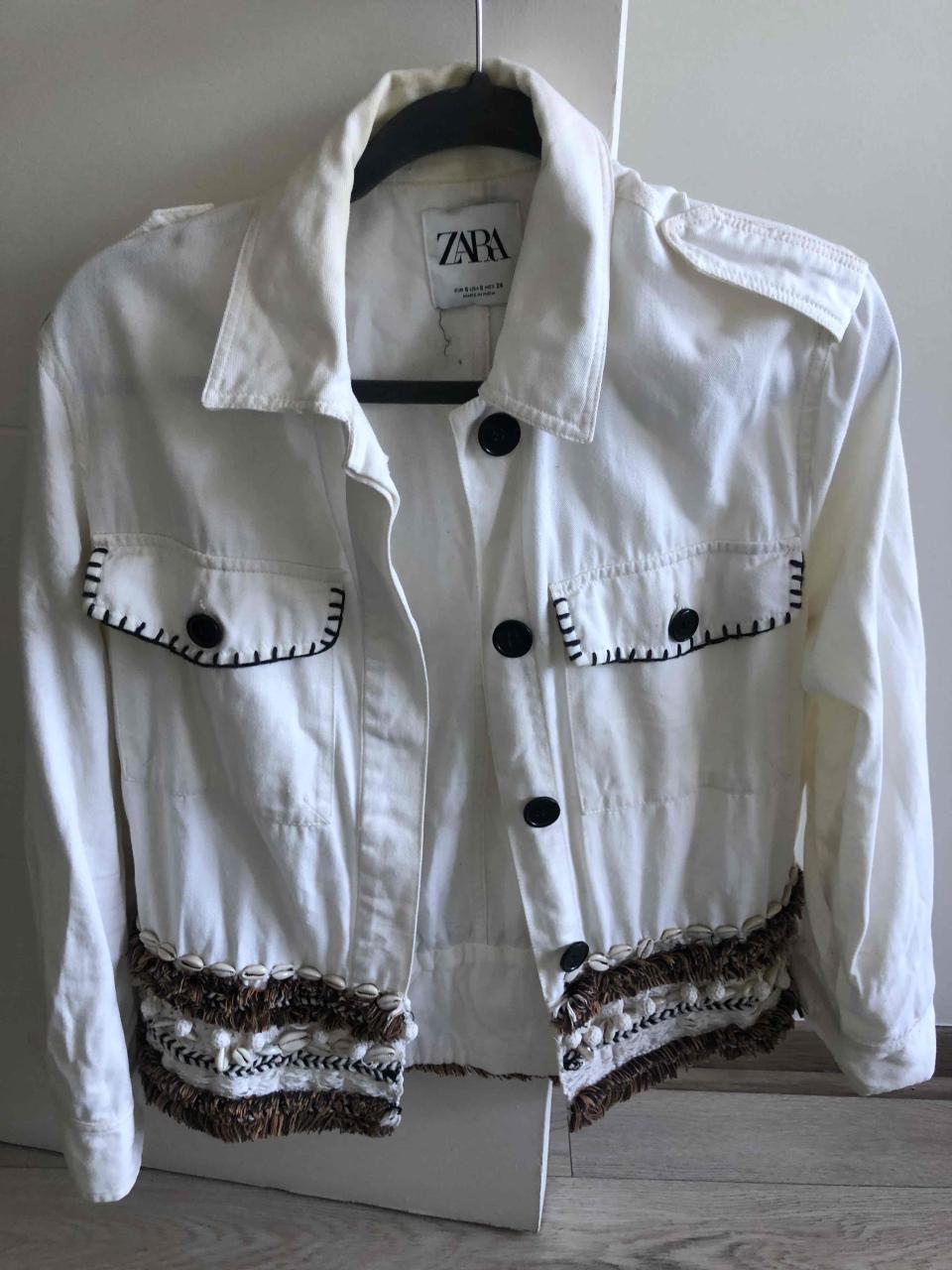 Chaqueta blanca con detalles Zara - miniatura 2