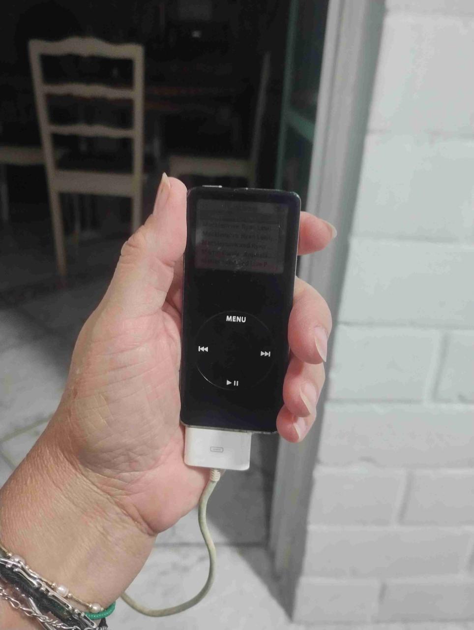 Reproductor MP3 negro compacto