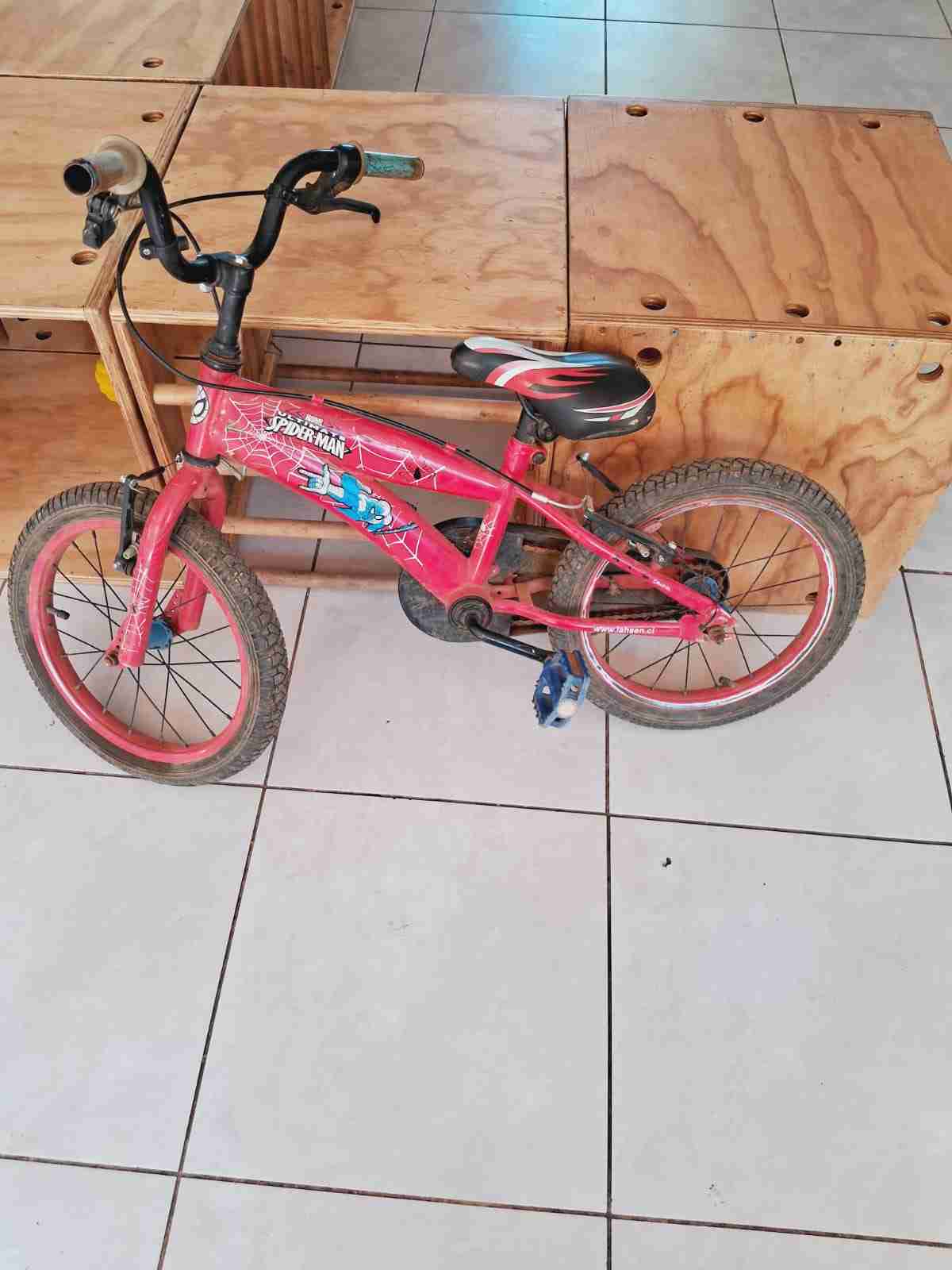 Bicicleta infantil roja Spiderman - miniatura 1
