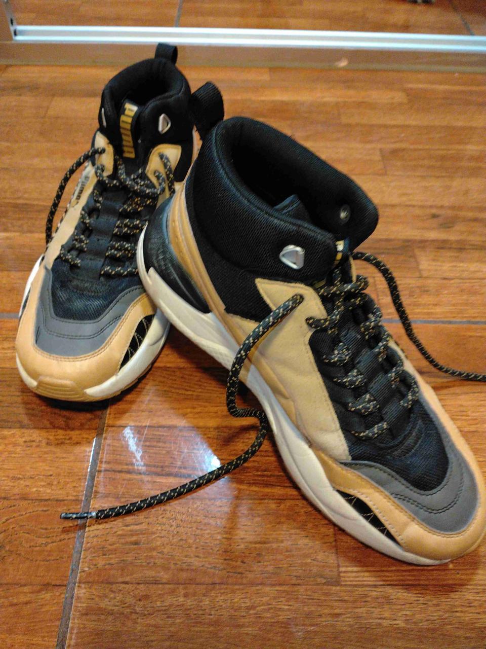 Zapatillas deportivas negras y beige - miniatura 1