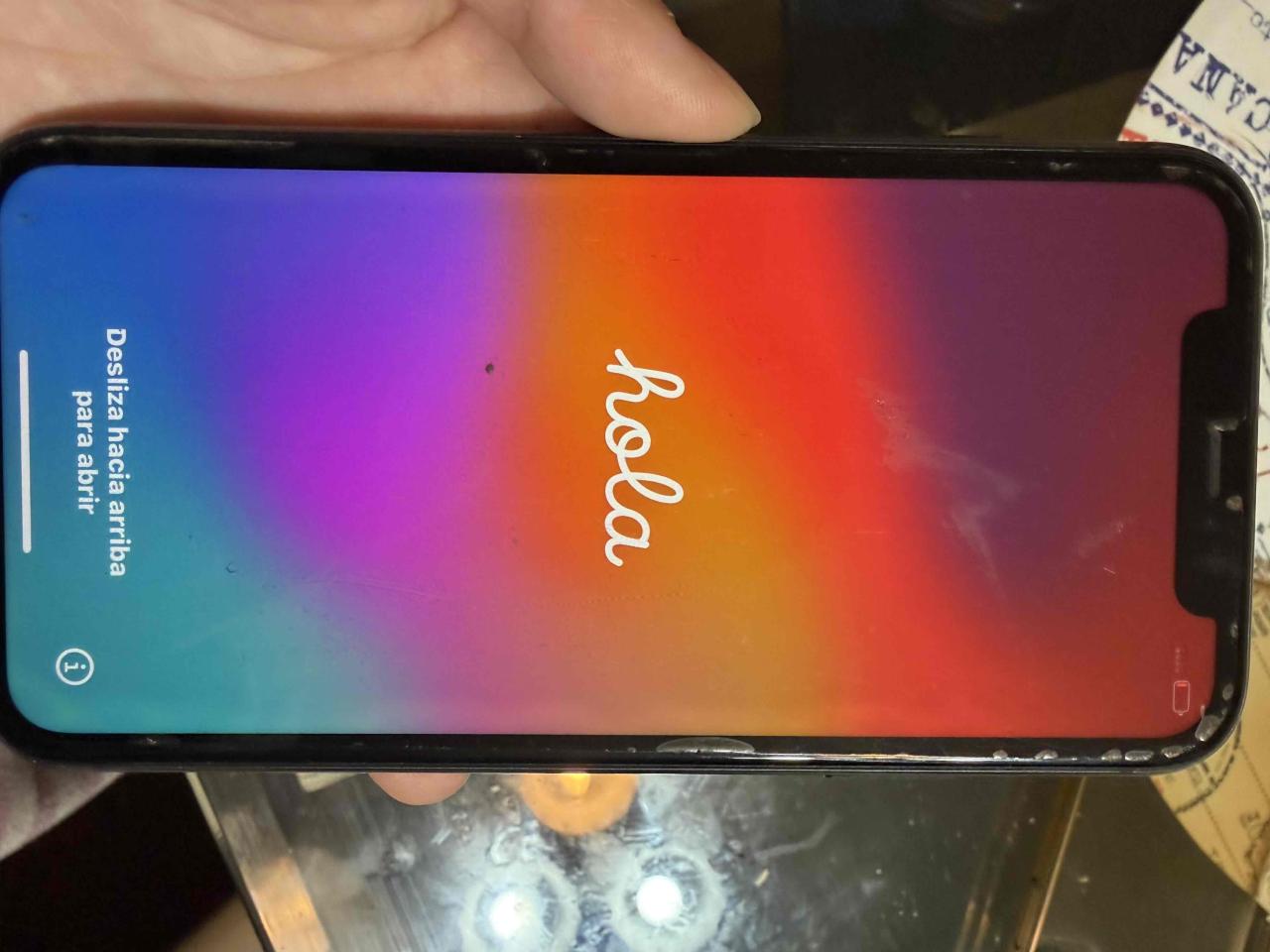 Smartphone con pantalla colorida - miniatura 1
