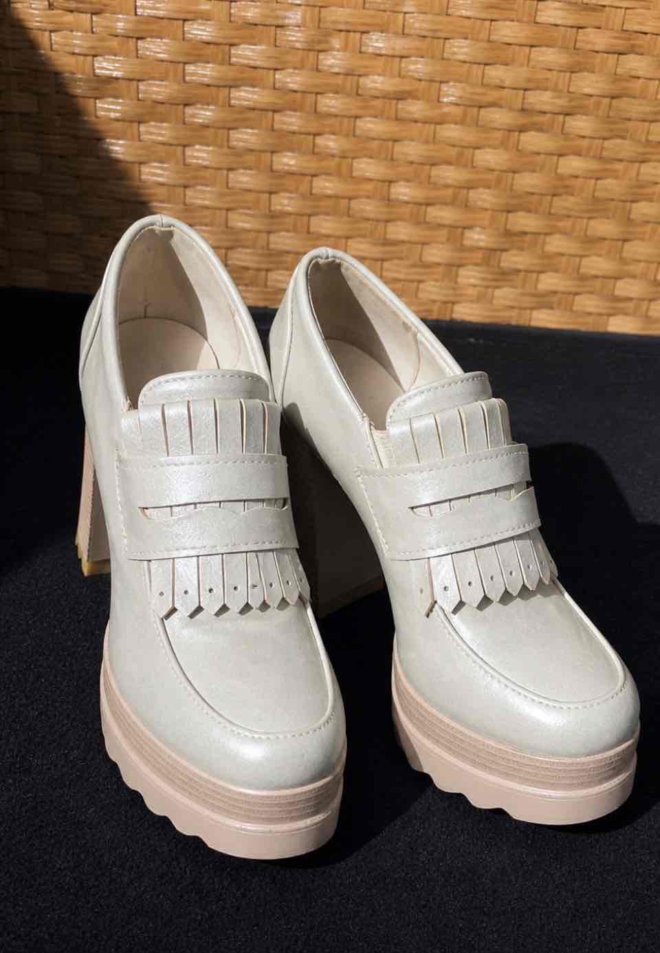 Zapatos de tacón beige elegante - miniatura 1