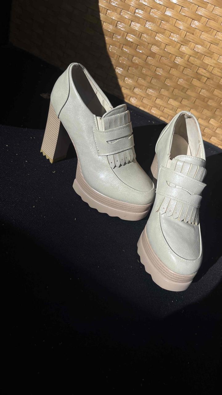 Zapatos de tacón beige elegante - miniatura 2