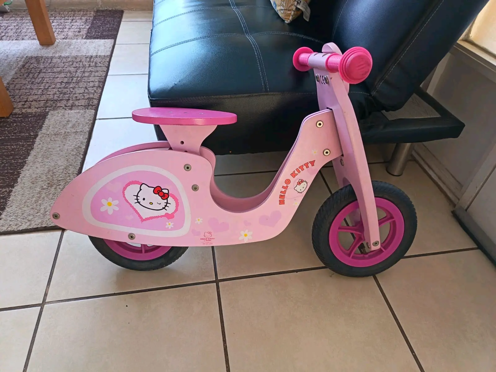 Bicicleta de balance Hello Kitty rosada - miniatura 1