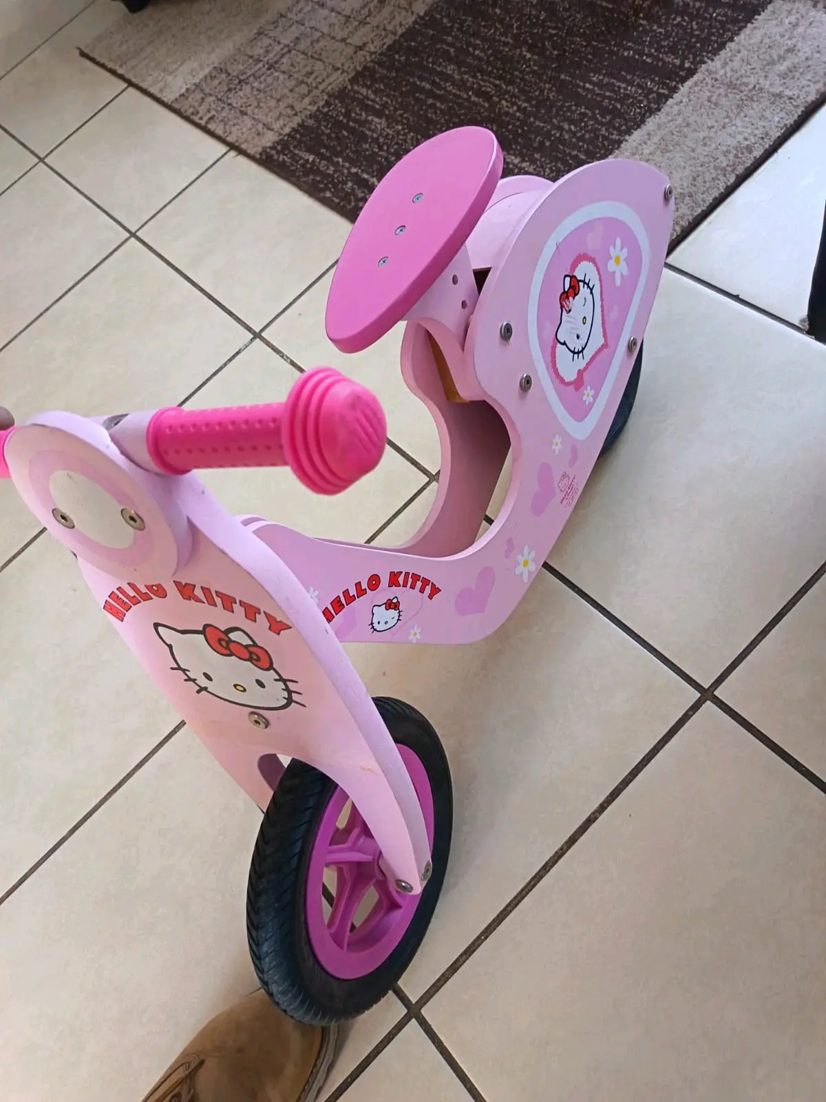 Bicicleta de balance Hello Kitty rosada - miniatura 2
