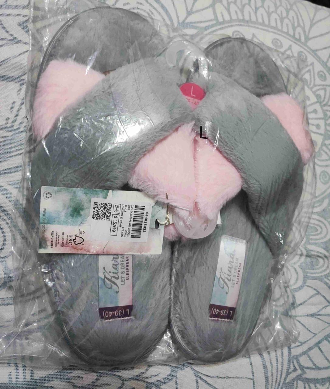 Pantuflas grises rosadas peludas