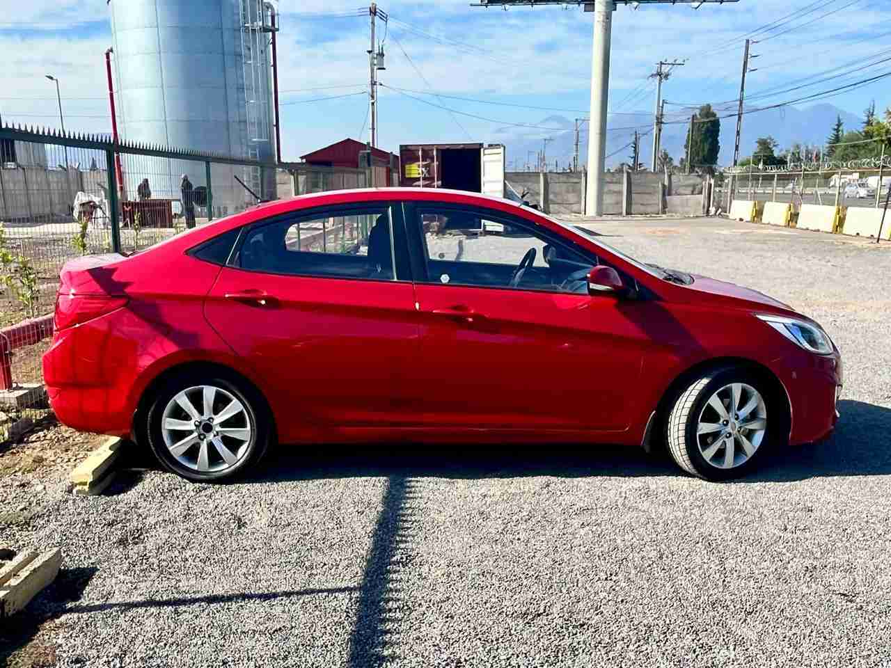 Auto sedán rojo en buen estado - miniatura 1