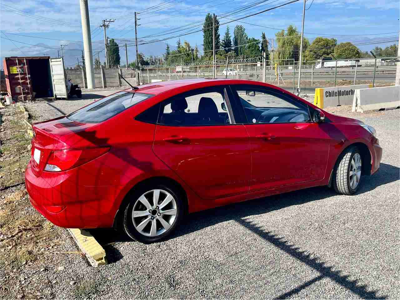 Auto sedán rojo en buen estado - miniatura 2