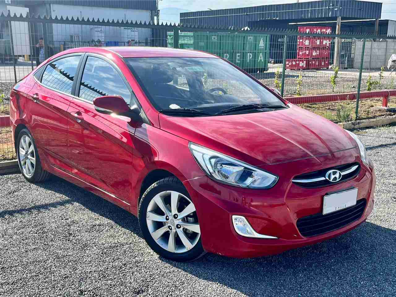 Auto sedán rojo en buen estado - miniatura 3